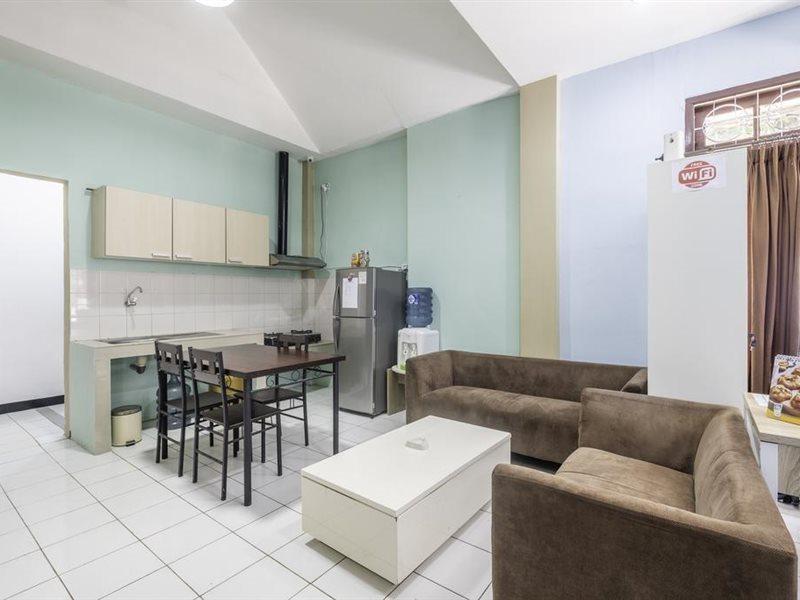 Super Oyo 1568 Stasiun Ka Cirebon Guest House Exterior photo