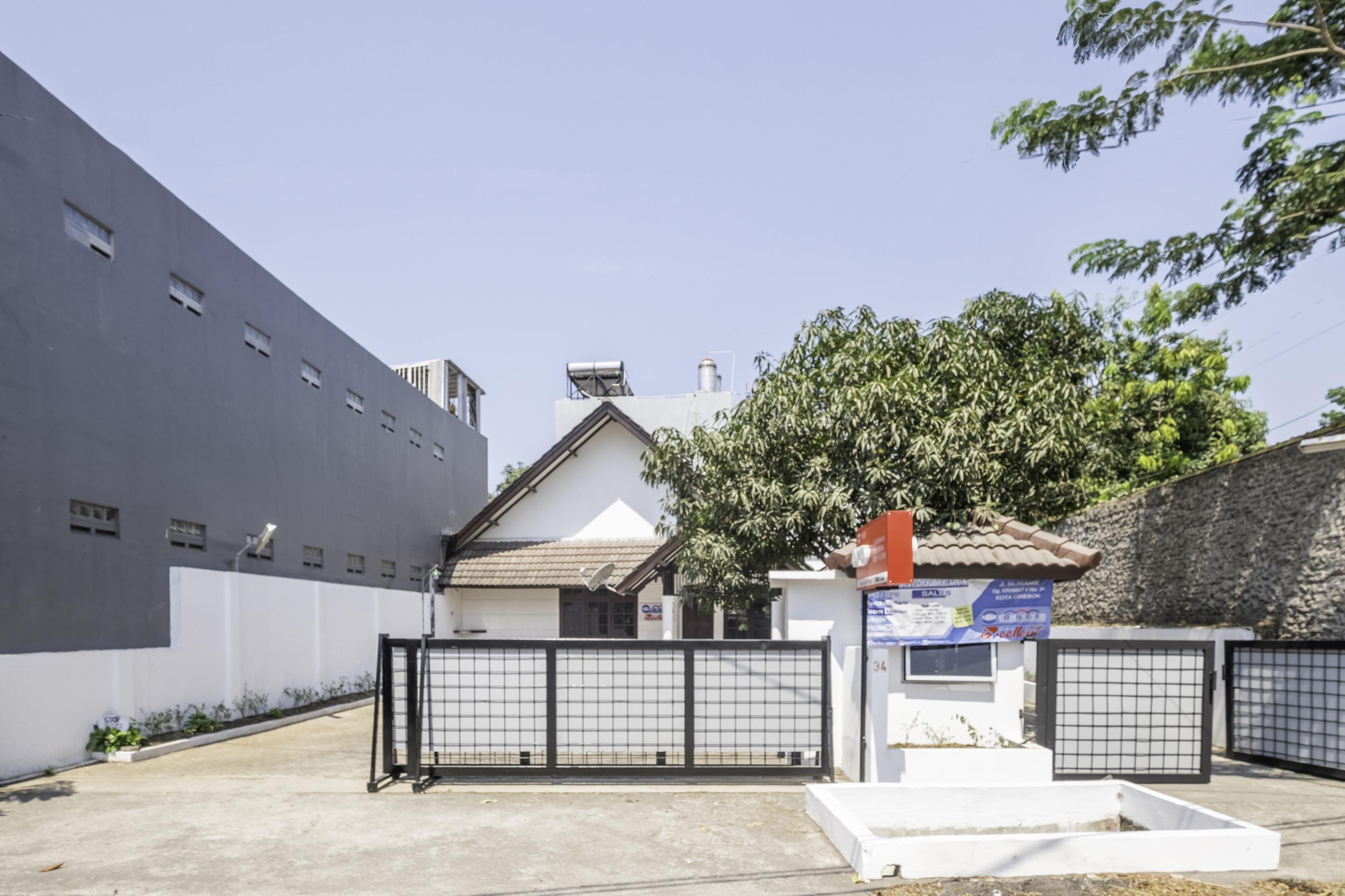 Super Oyo 1568 Stasiun Ka Cirebon Guest House Exterior photo