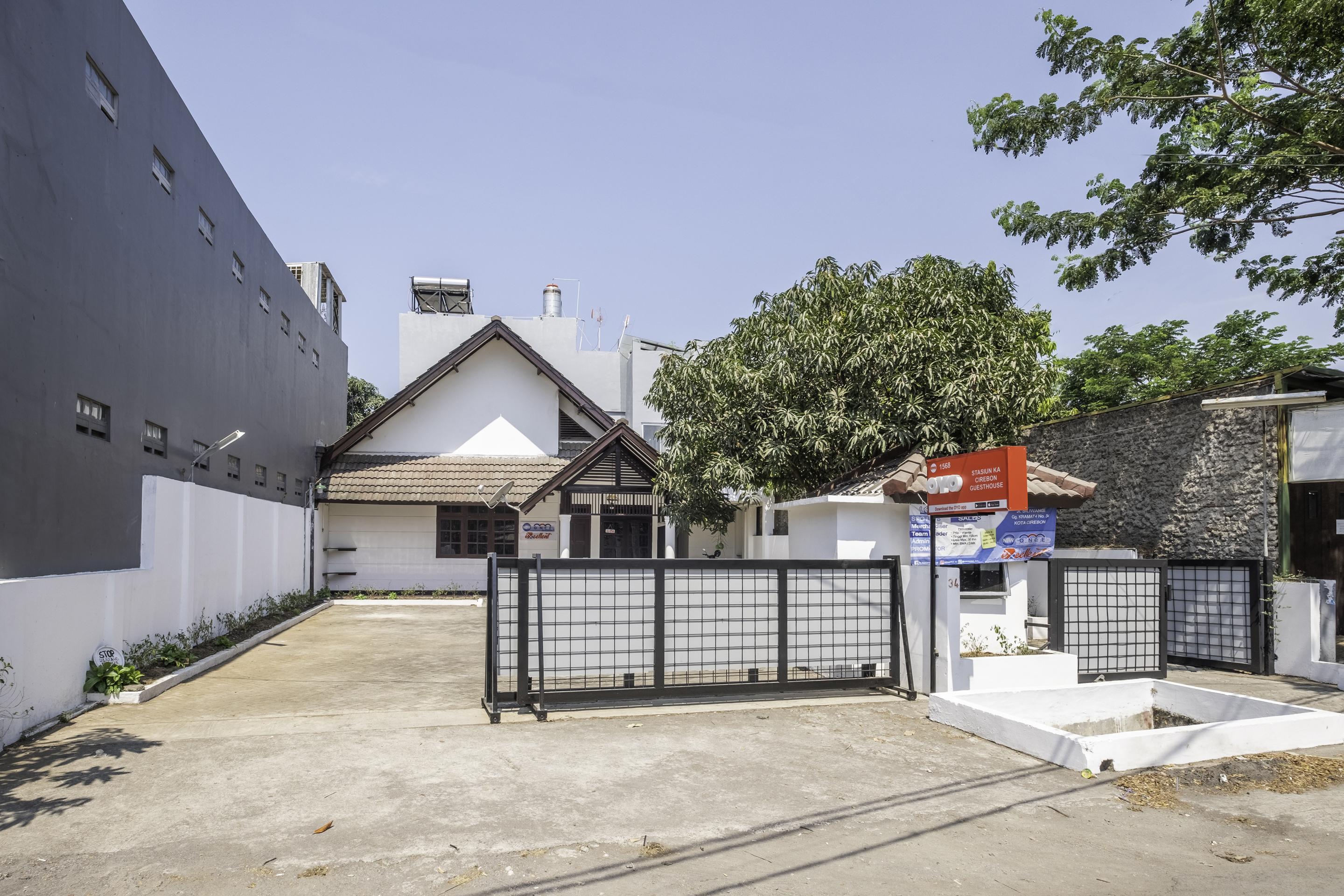Super Oyo 1568 Stasiun Ka Cirebon Guest House Exterior photo