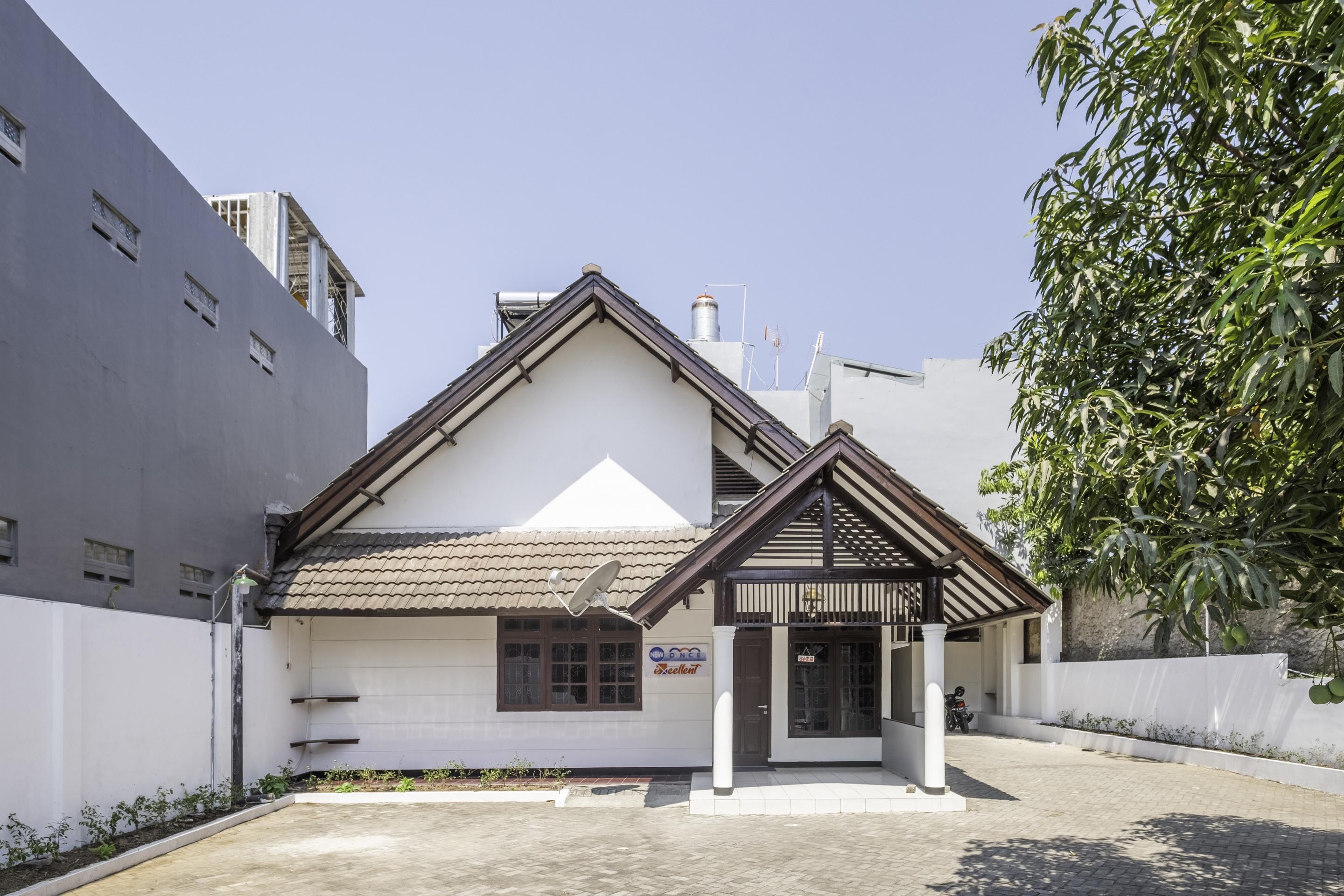 Super Oyo 1568 Stasiun Ka Cirebon Guest House Exterior photo